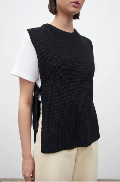Harry Vest in Black