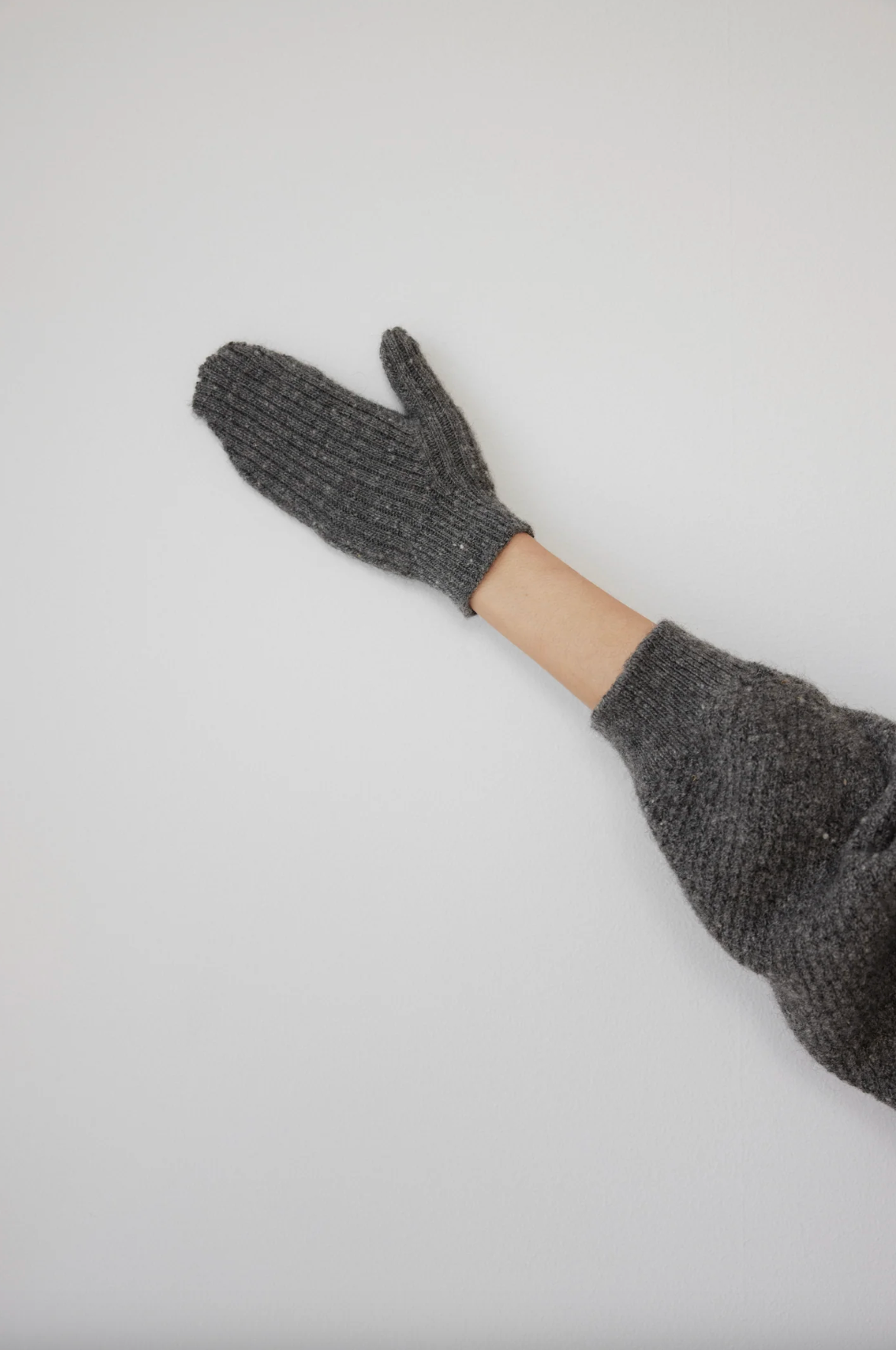 Rib Mitten in Charcoal