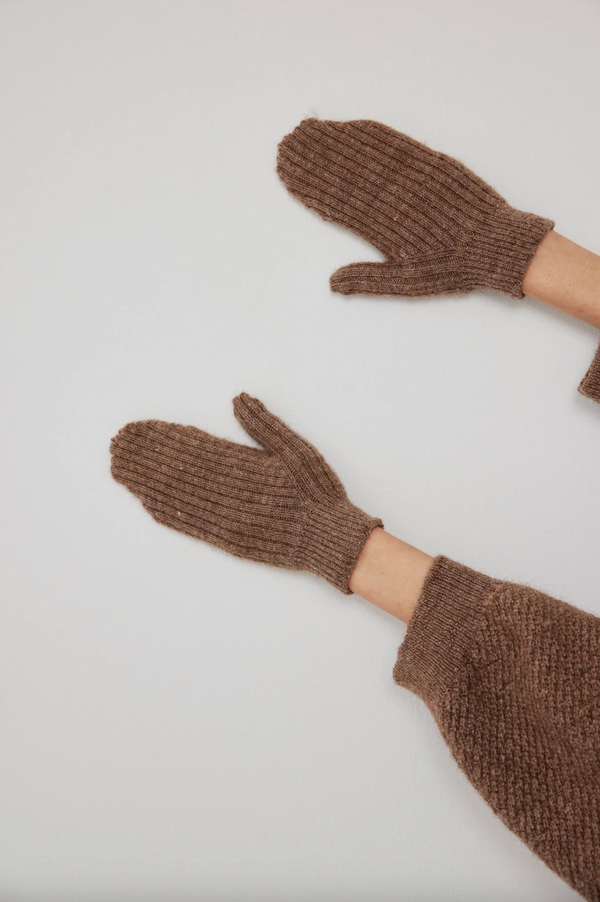 Rib Mitten in Earth
