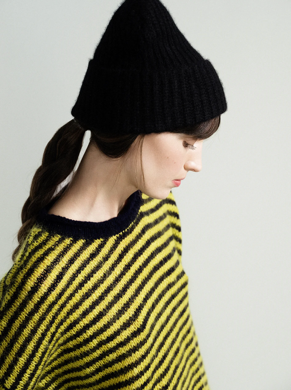 Cashmere Ribbed Beanie in Black