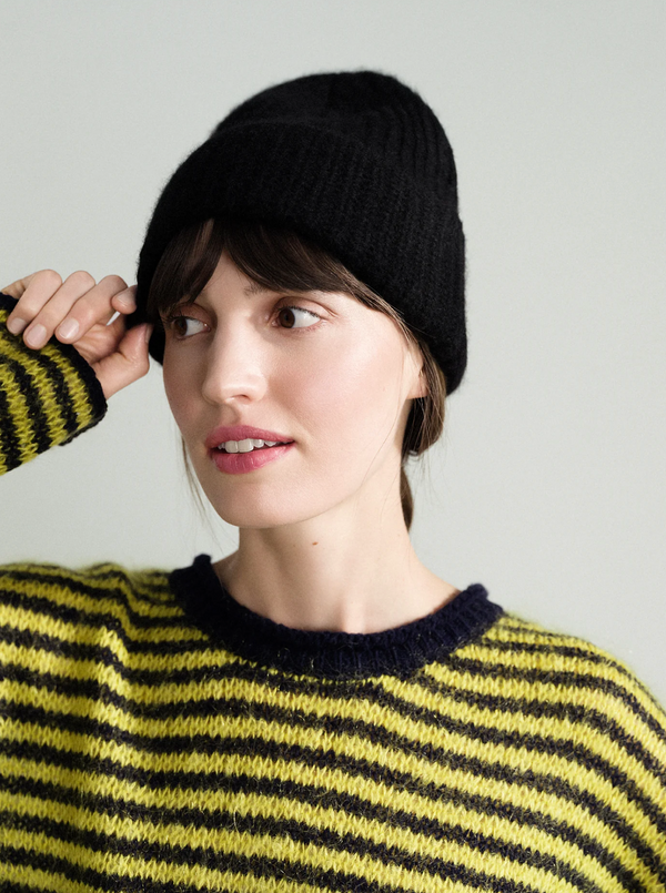 Cashmere Ribbed Beanie in Black
